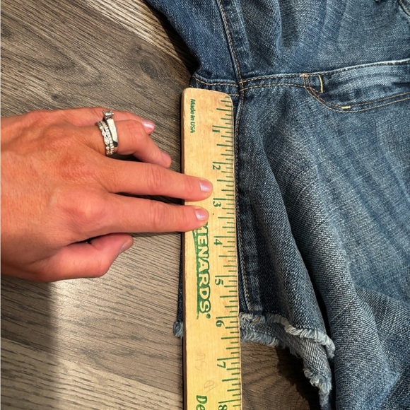 American Eagle Distressed Denim Shorts size 6 distressed hem neutral minimalist - Picture 10 of 11